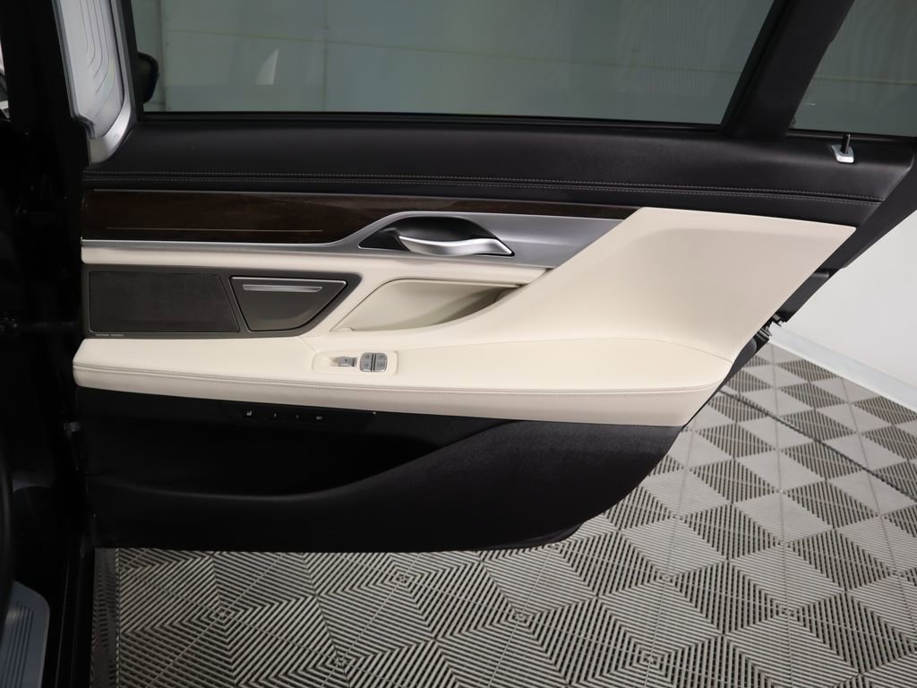Certified 2022 BMW 750i xDrive w/ Luxury Rear Seating Package image 28
