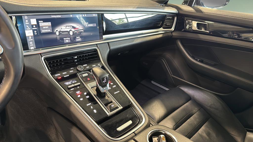 Used 2018 Porsche Panamera 4 image 19
