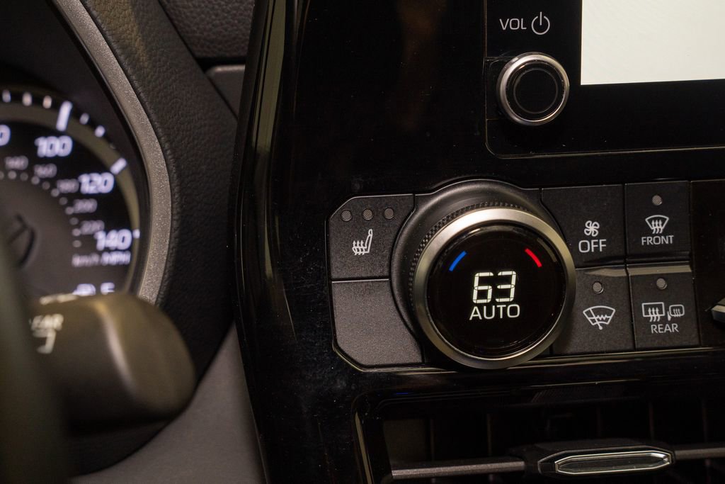 Used 2023 Toyota Highlander XLE image 18