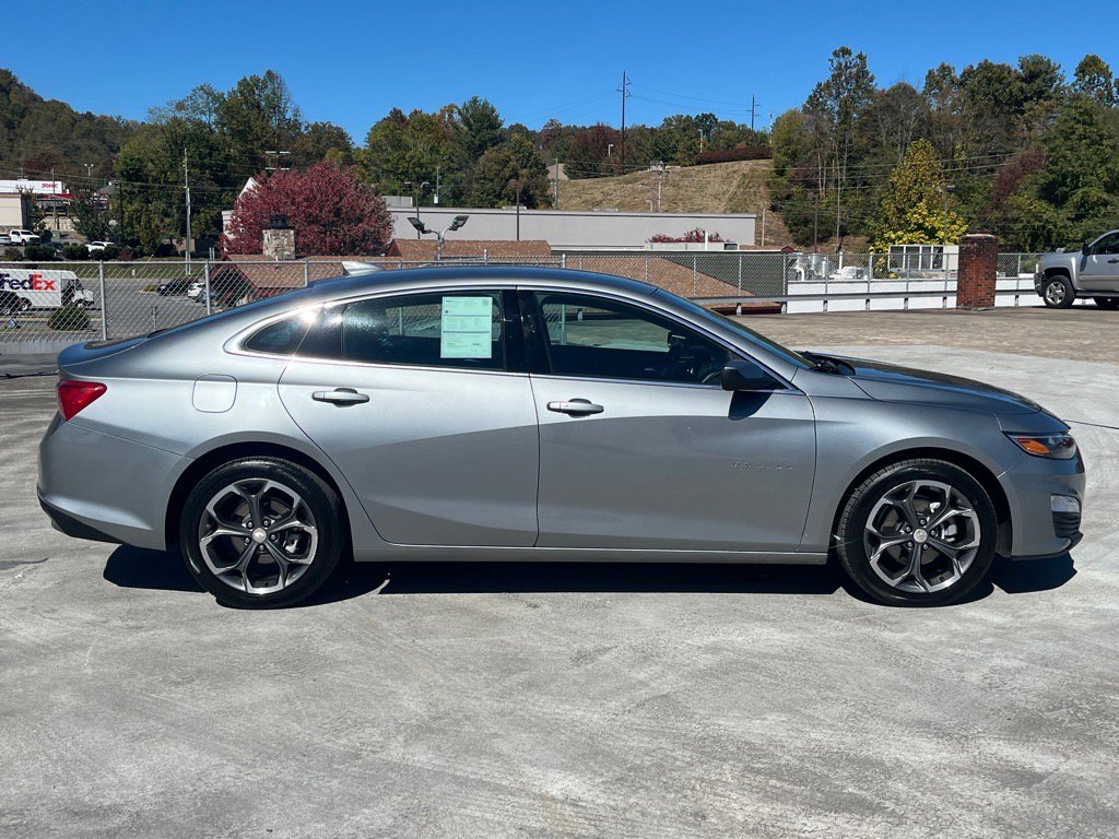 Used 2024 Chevrolet Malibu LT image 2
