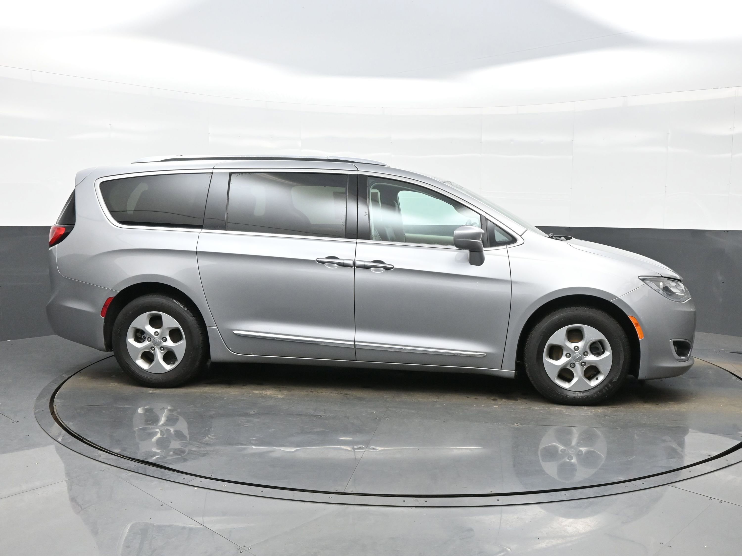 Used 2017 Chrysler Pacifica Touring-L Plus image 7