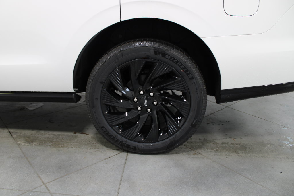 New 2026 Lincoln Navigator Reserve w/ Jet Appearance Package AWD/4WD image 17