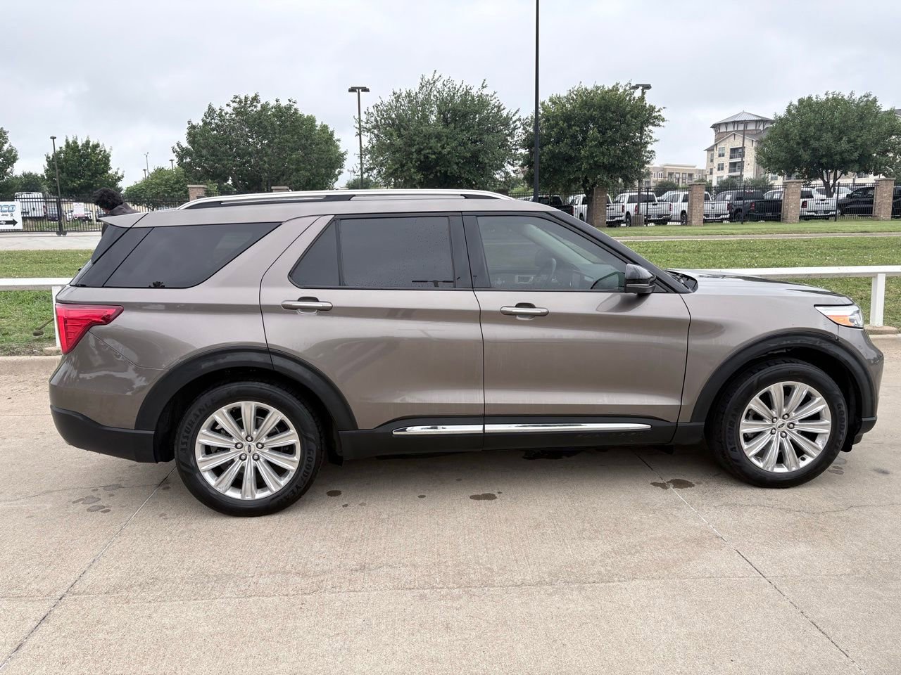 Used 2021 Ford Explorer Limited w/ Equipment Group 301A RWD image 3