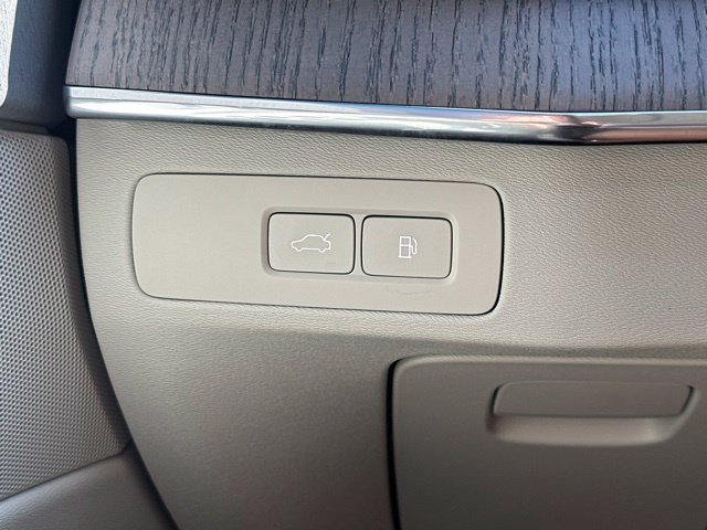Certified 2025 Volvo XC90 T8 Plus AWD/4WD image 32