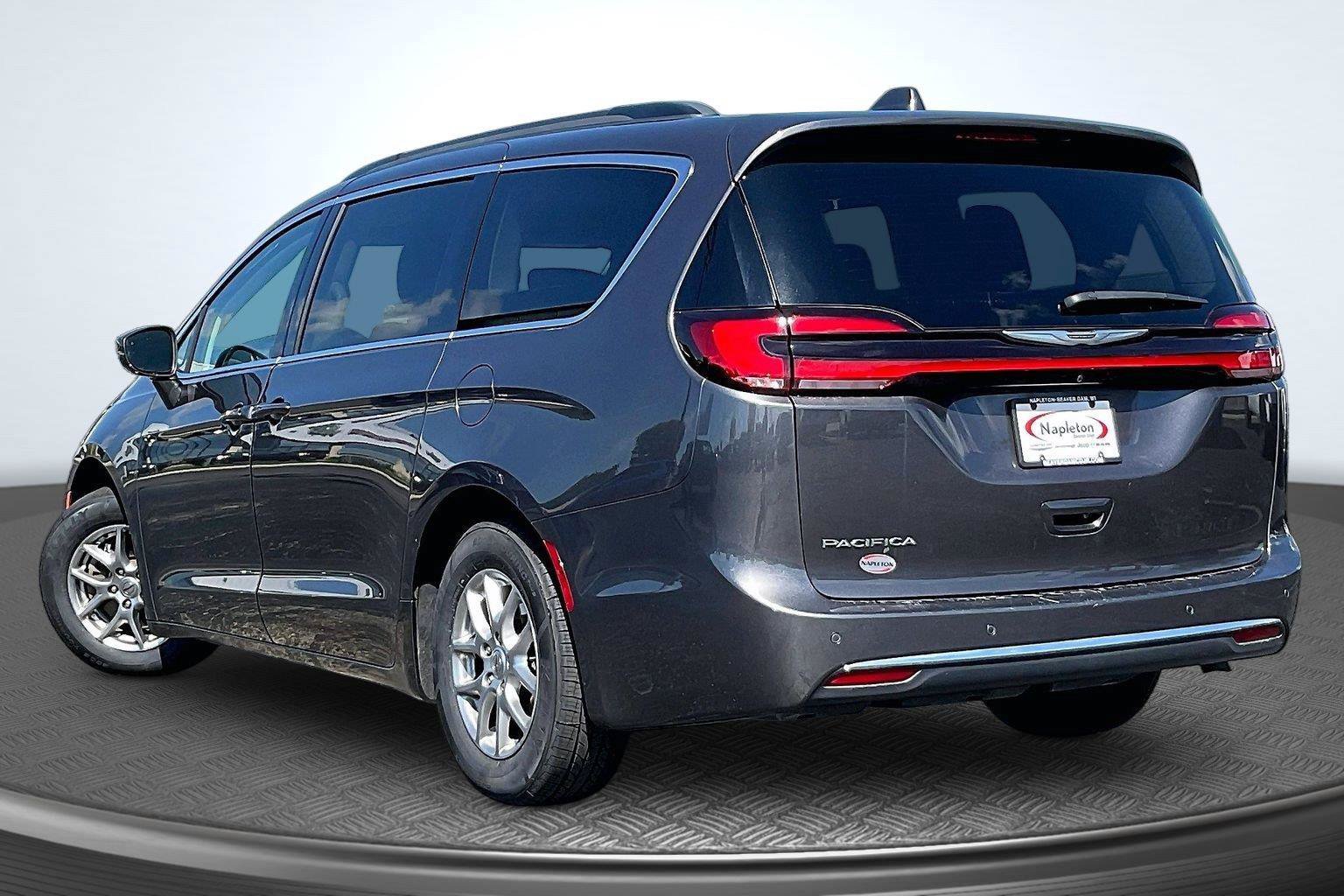 Used 2021 Chrysler Pacifica Touring w/ Cold Weather Group FWD image 13