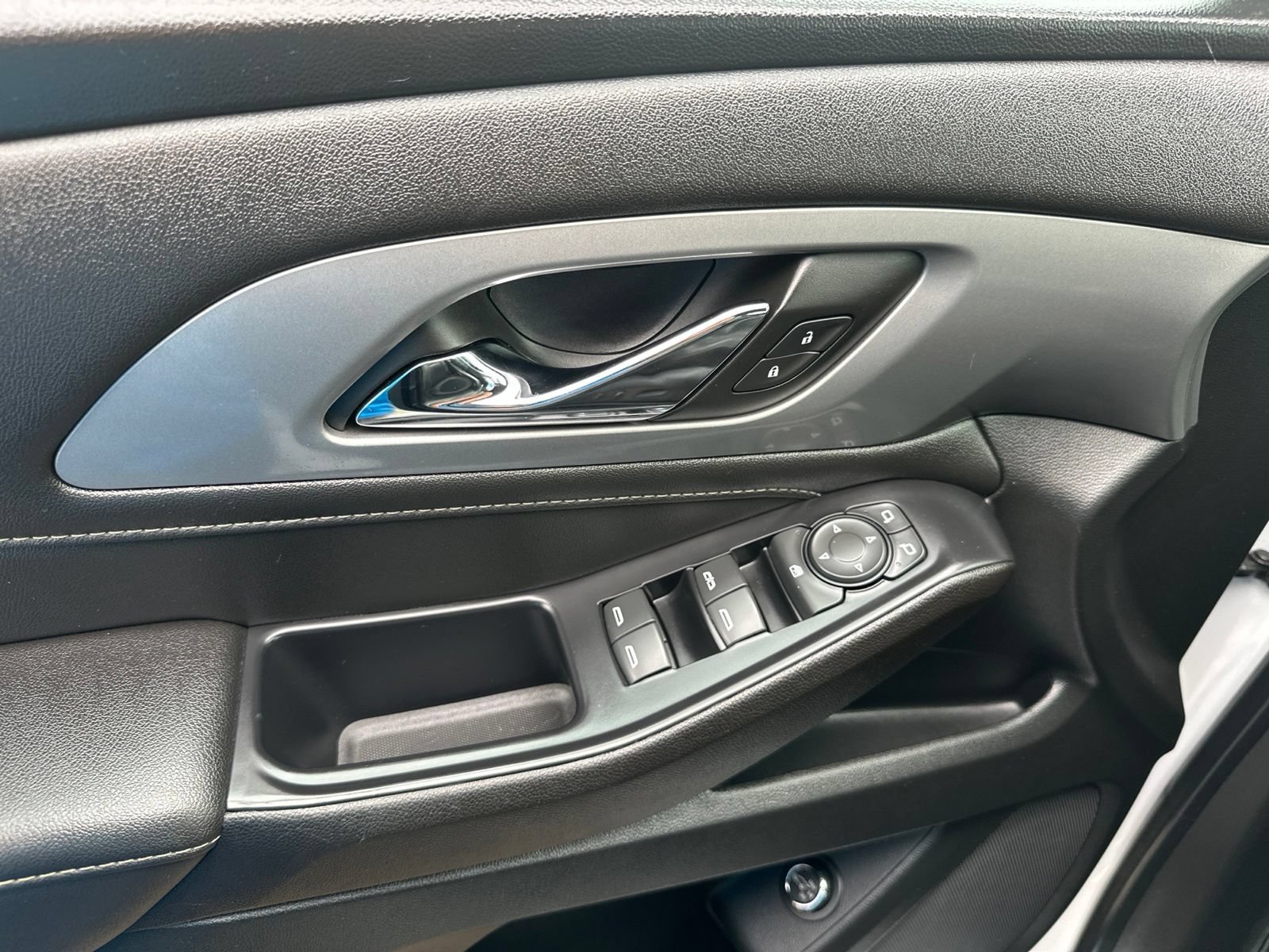 Used 2022 Chevrolet Traverse LT FWD image 16