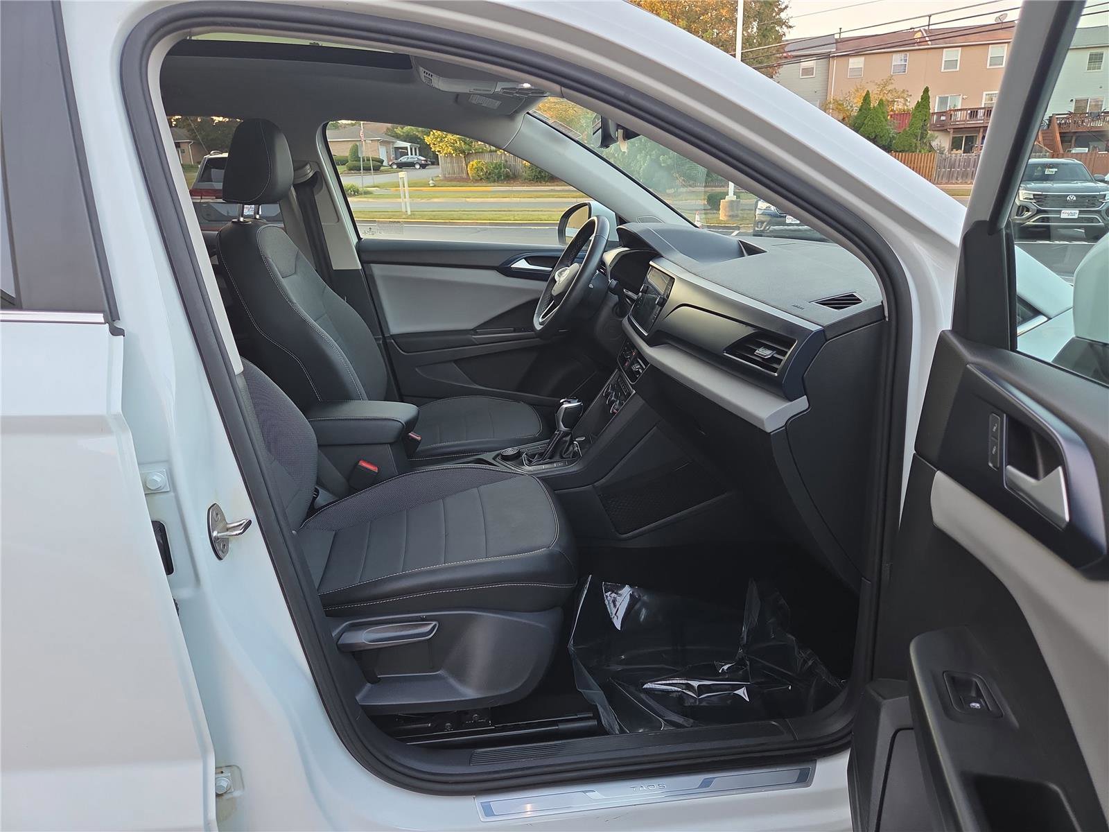 Used 2022 Volkswagen Taos SE image 33