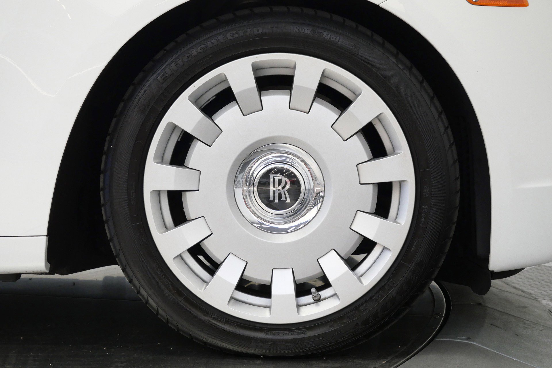 Used 2014 Rolls-Royce Ghost RWD image 39
