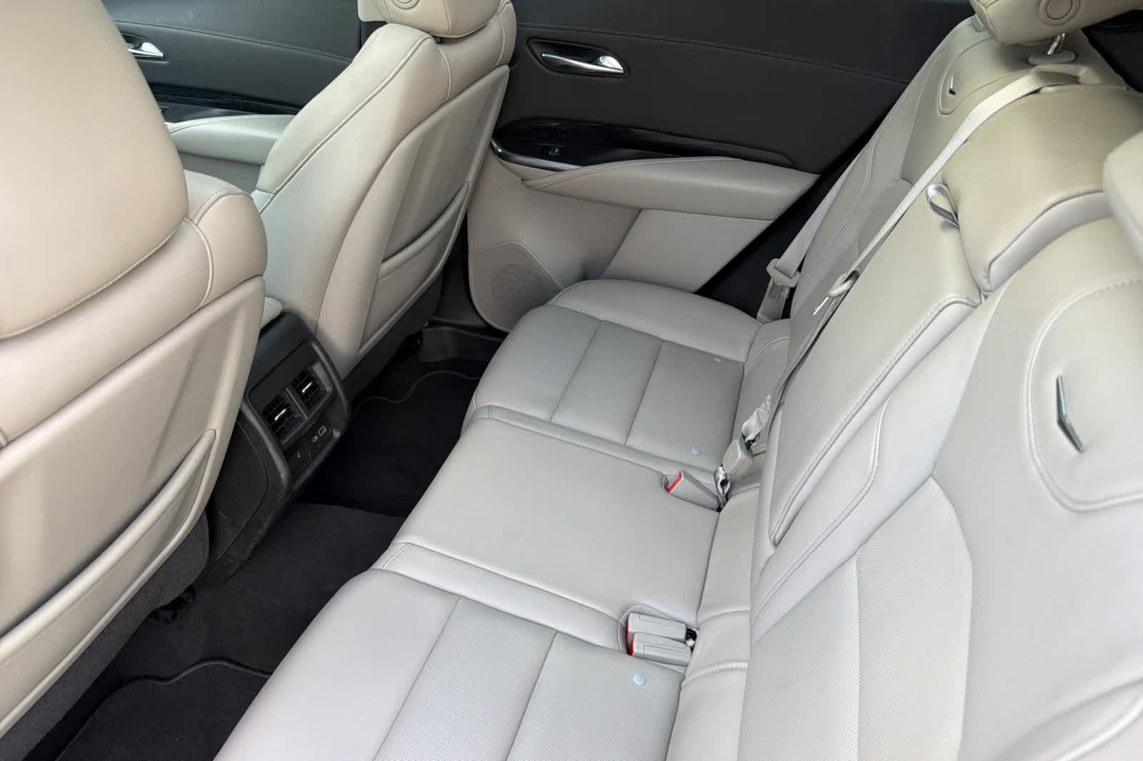 Used 2019 Cadillac XT4 Premium Luxury w/ Enhanced Visibility Package AWD/4WD image 4