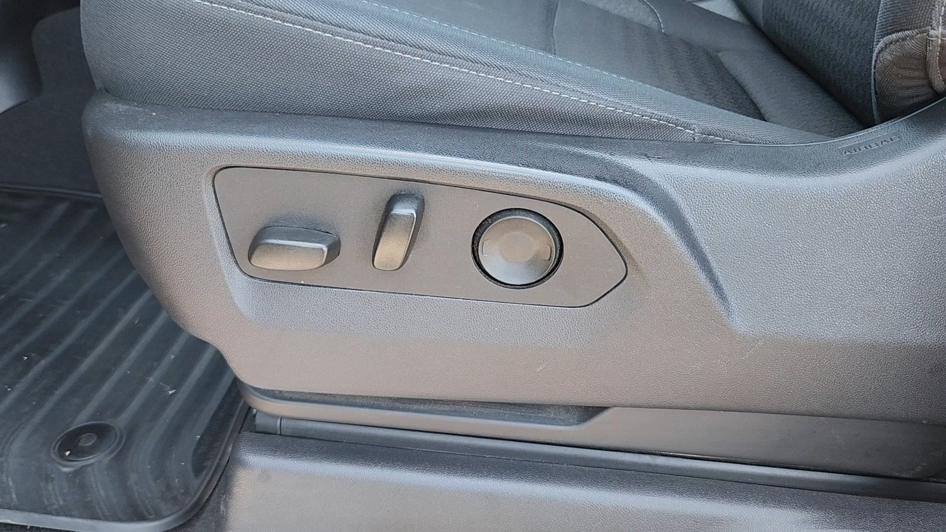 Used 2025 Chevrolet Silverado 1500 LT AWD/4WD image 9