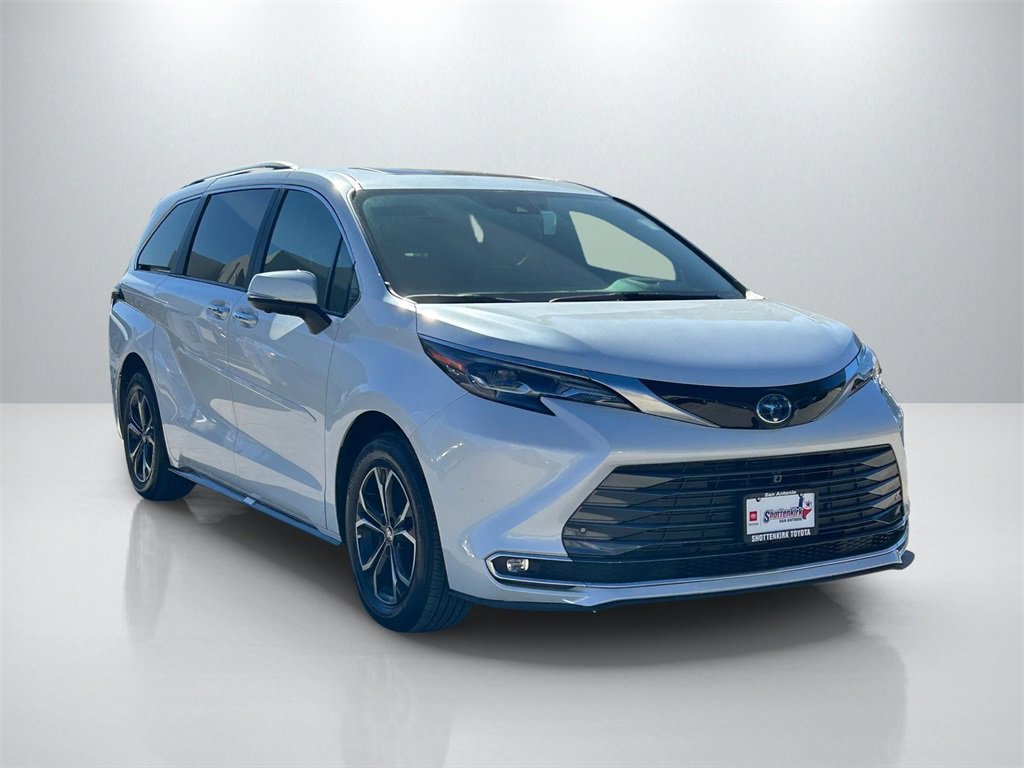 Used 2025 Toyota Sienna Platinum image 3