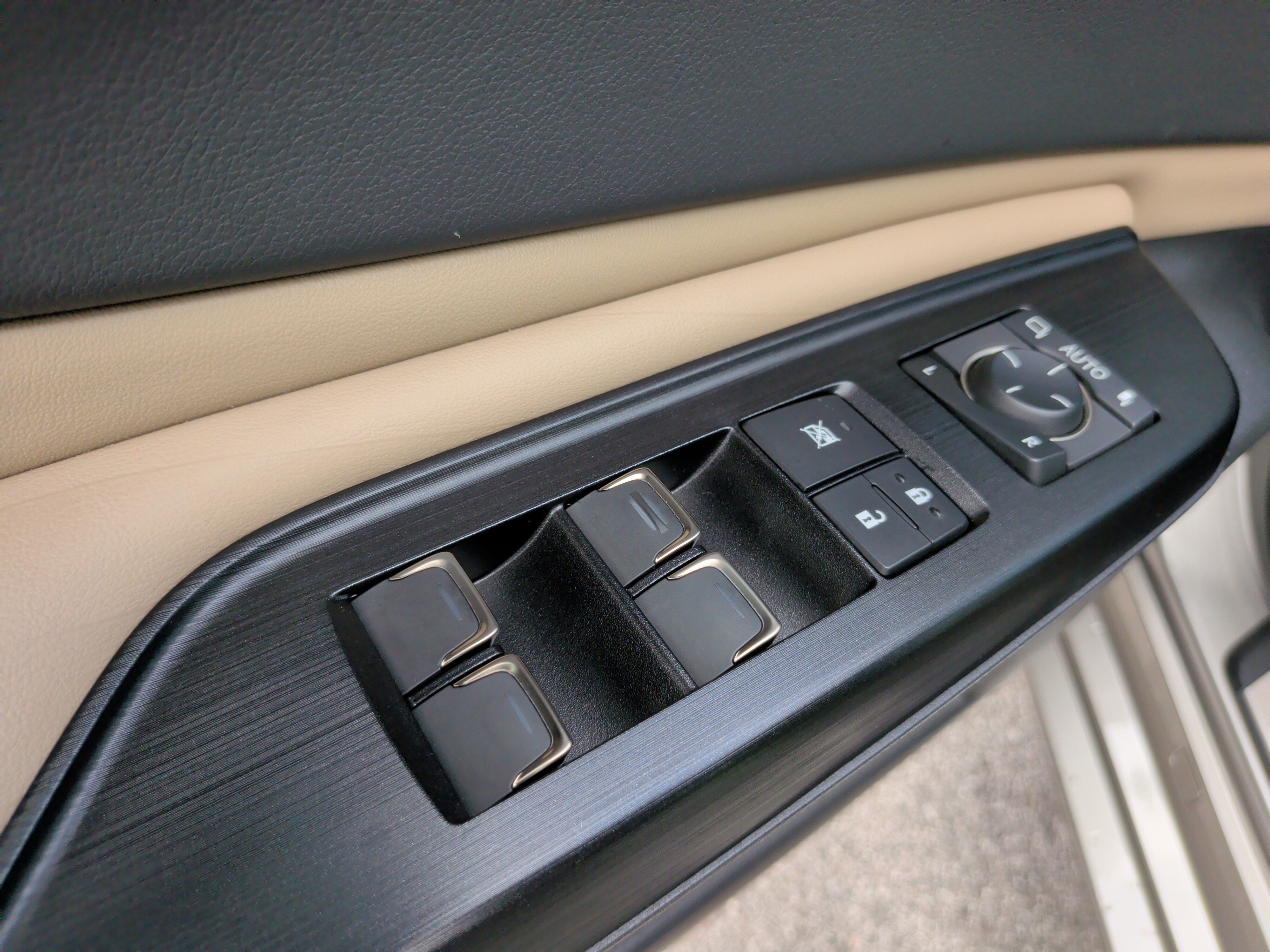 Used 2021 Lexus ES 350 Ultra Luxury w/ Accessory Package 2 image 28