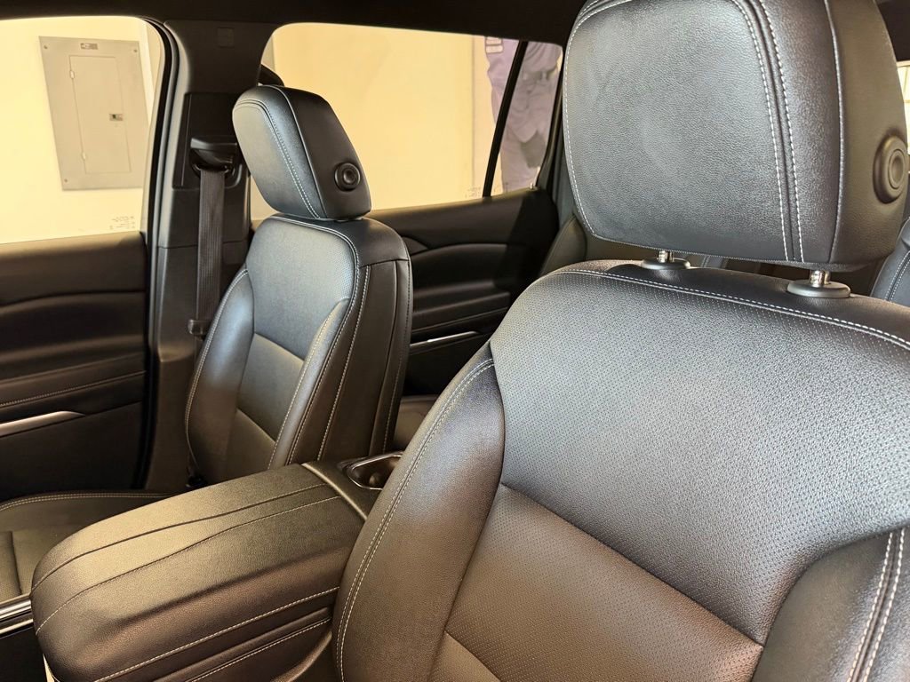 Used 2025 Chevrolet Traverse LT image 9