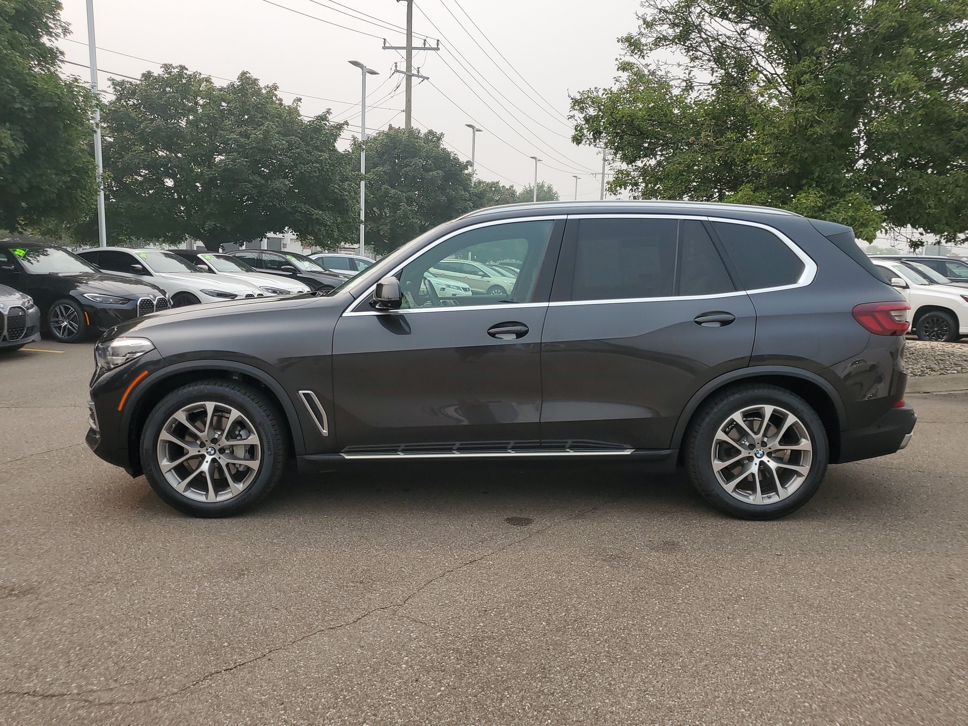 Used 2021 BMW X5 xDrive40i w/ Premium Package AWD/4WD image 2