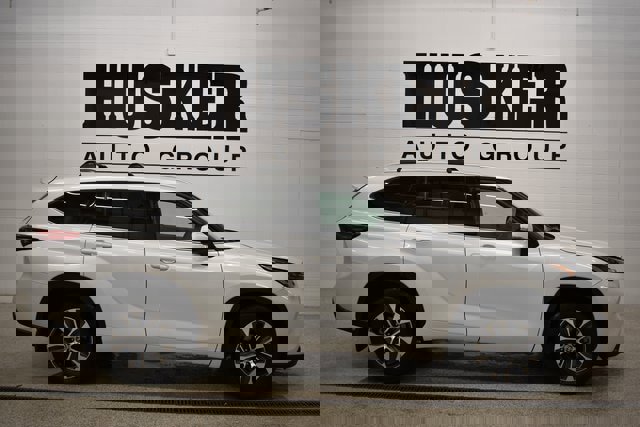 Used 2022 Toyota Highlander XLE image 2