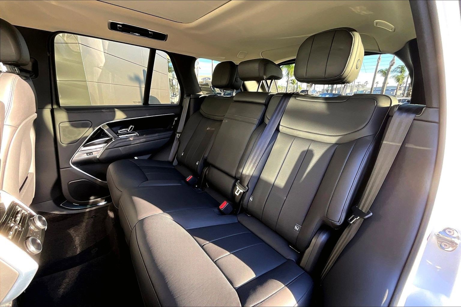 Used 2025 Land Rover Range Rover SE image 25