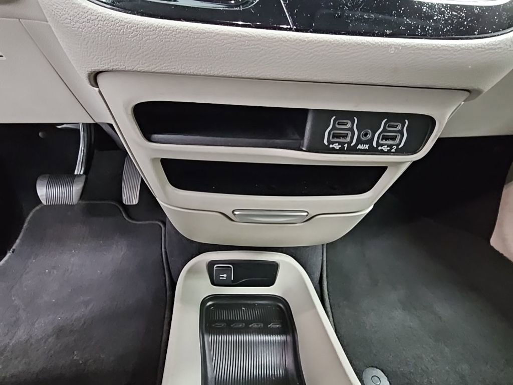 Used 2023 Chrysler Pacifica Touring-L image 18