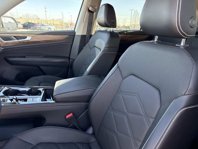 Used 2025 Volkswagen Atlas SE image 11