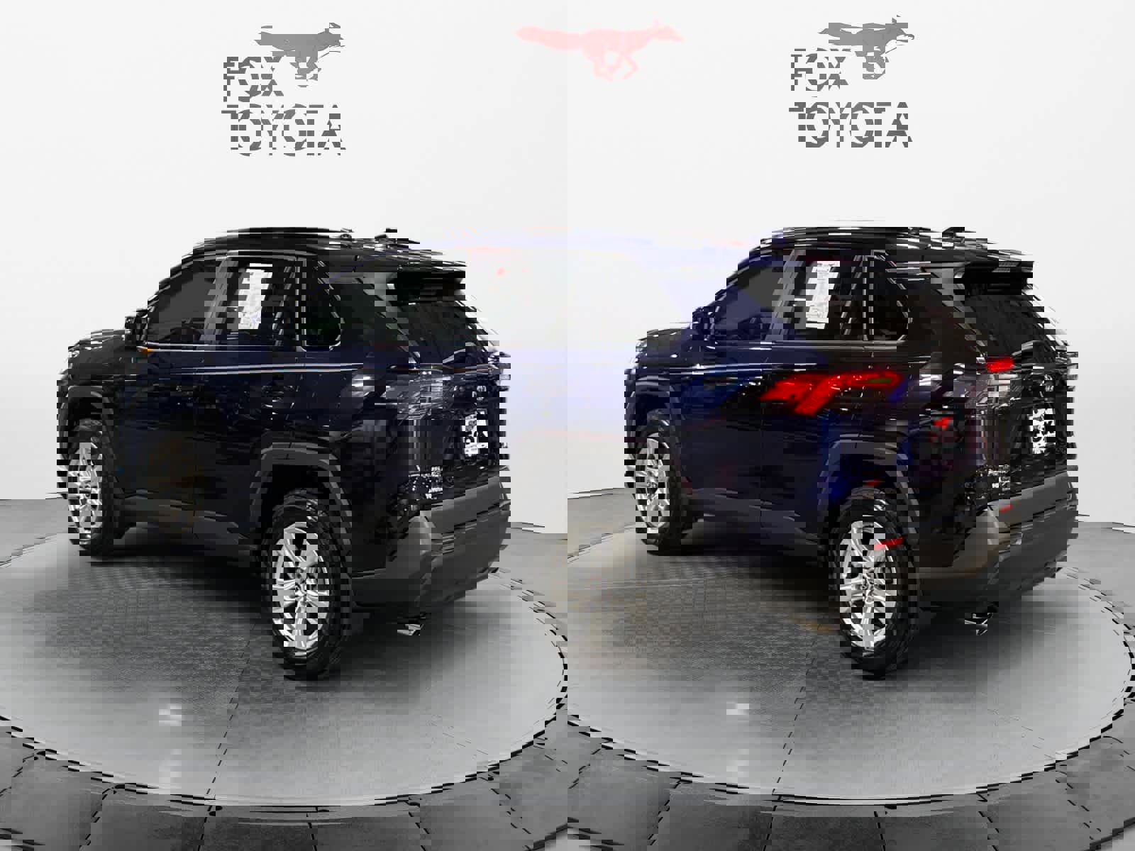 Used 2019 Toyota RAV4 XLE w/ Convenience Package FWD image 4