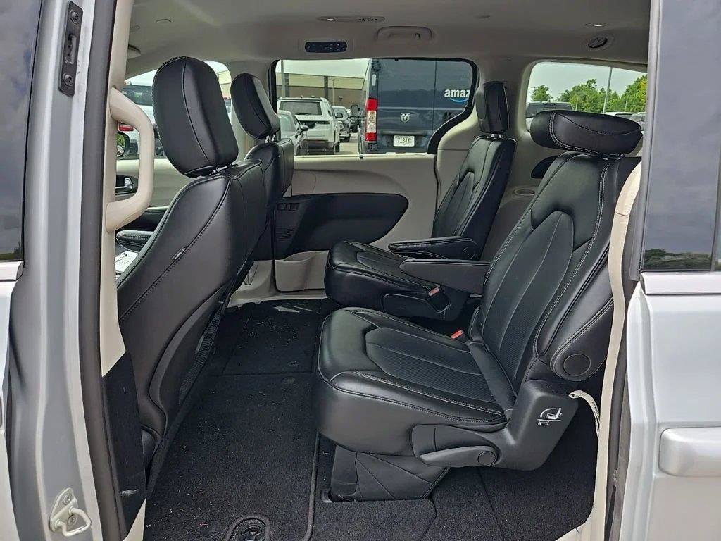 Used 2024 Chrysler Pacifica Touring-L FWD image 15