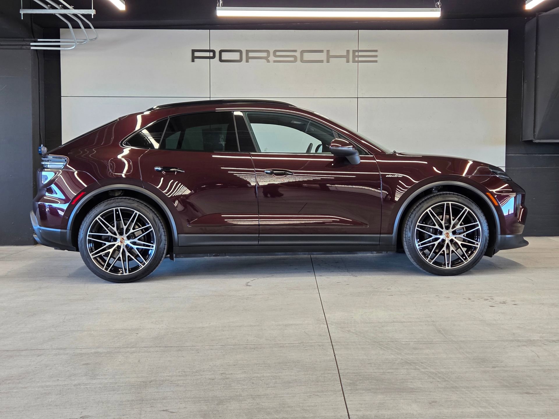 Certified 2025 Porsche Macan 4 Electric image 28