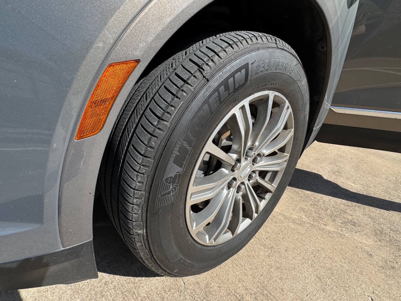 Used 2017 Cadillac XT5 Luxury w/ Driver Awareness Package FWD image 34