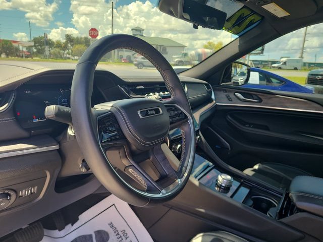 Used 2022 Jeep Grand Cherokee Overland w/ Luxury Tech Group IV RWD image 7