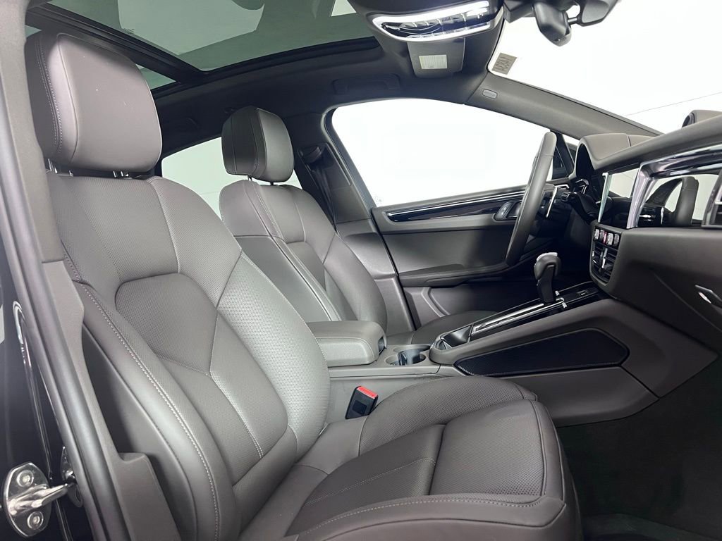 Certified 2025 Porsche Macan image 20