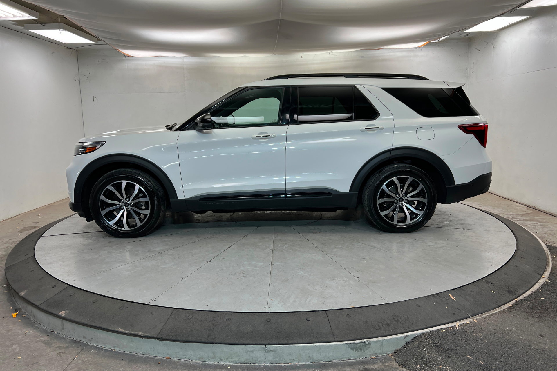 Used 2020 Ford Explorer ST w/ Premium Technology Package image 2