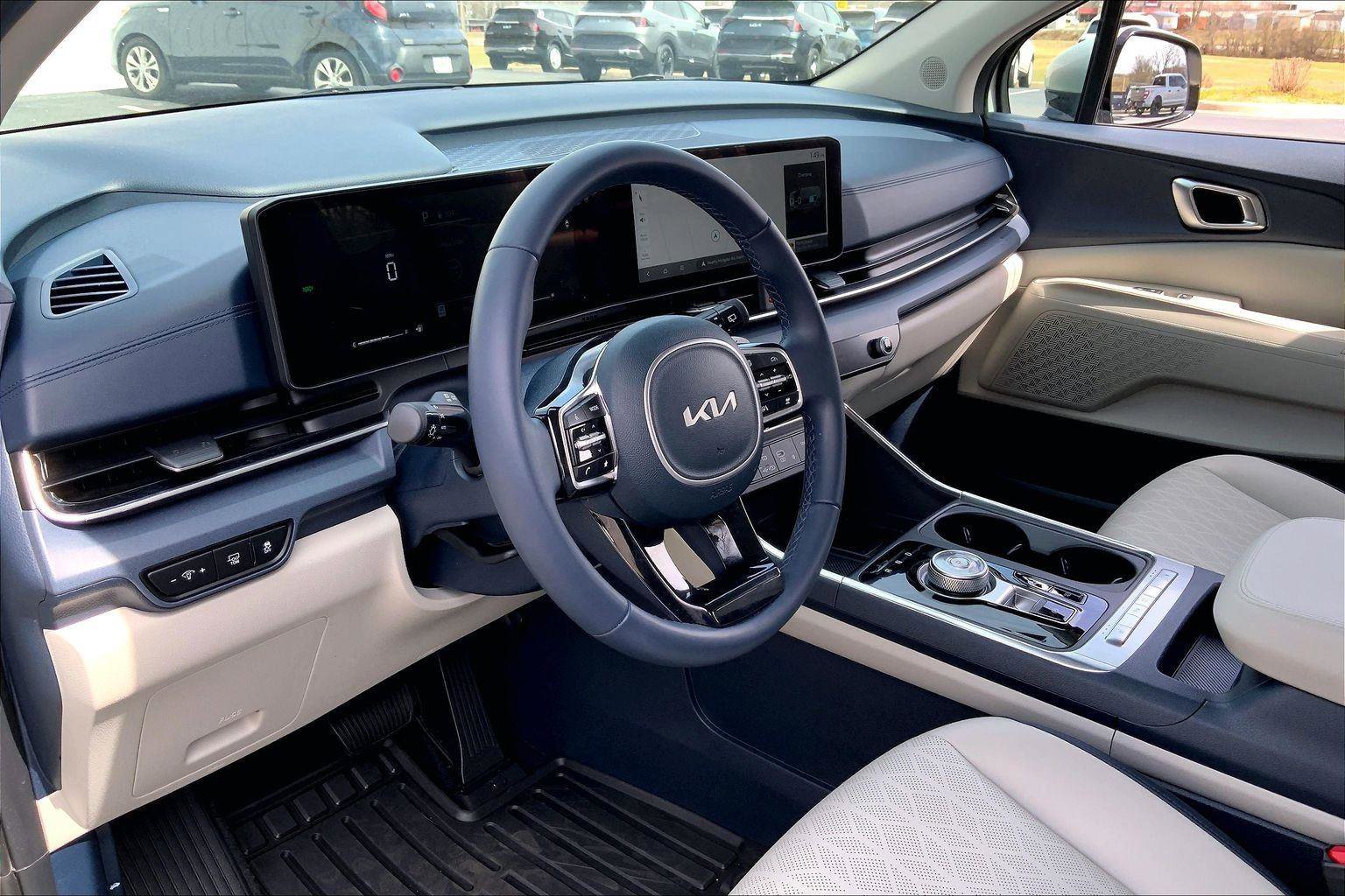 Used 2025 Kia Carnival EX image 8