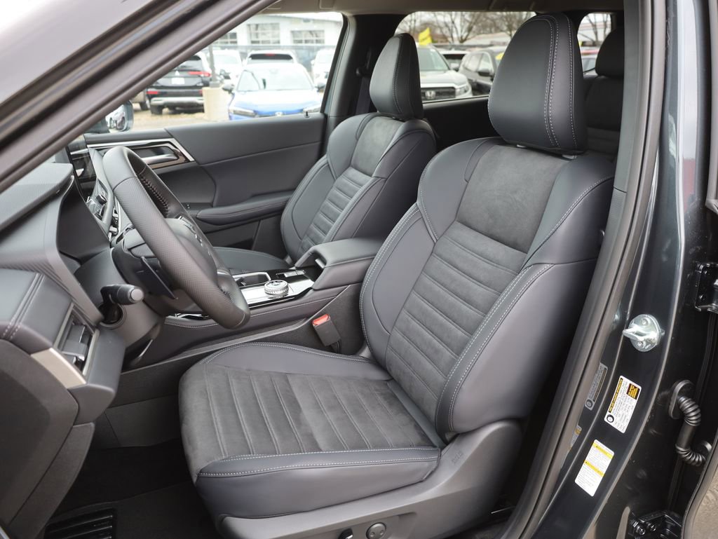 New 2025 Mitsubishi Outlander SE image 31