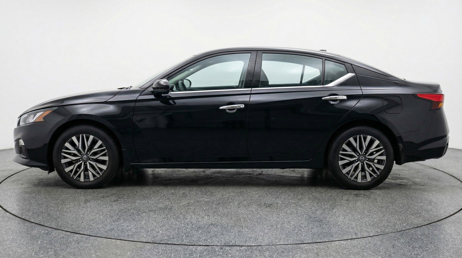 Used 2025 Nissan Altima 2.5 SV image 5