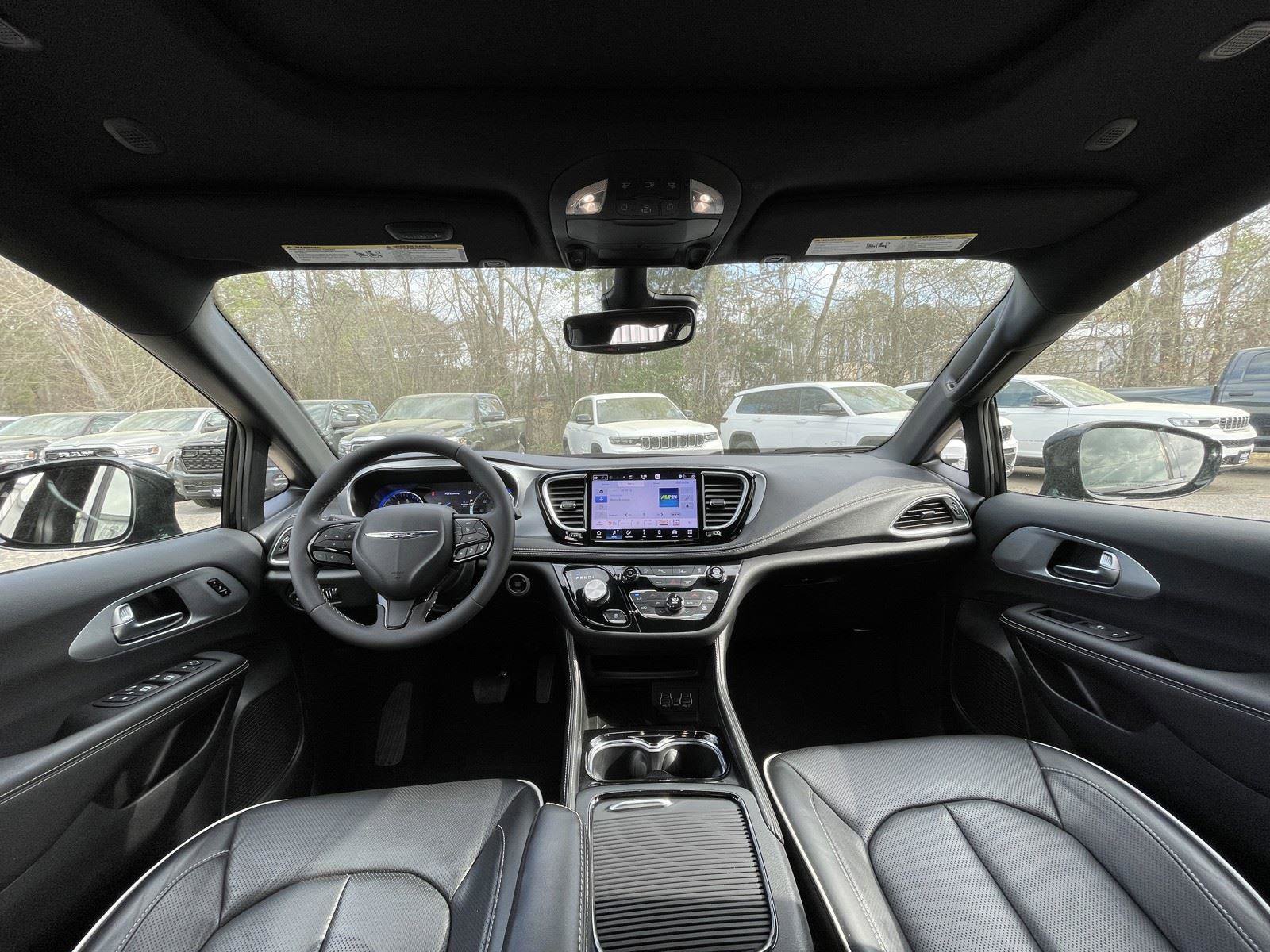 Certified 2025 Chrysler Pacifica Limited image 14