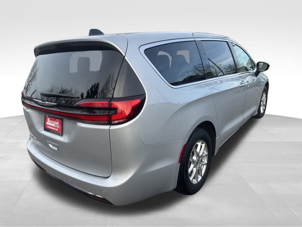 Used 2024 Chrysler Pacifica Touring-L image 23