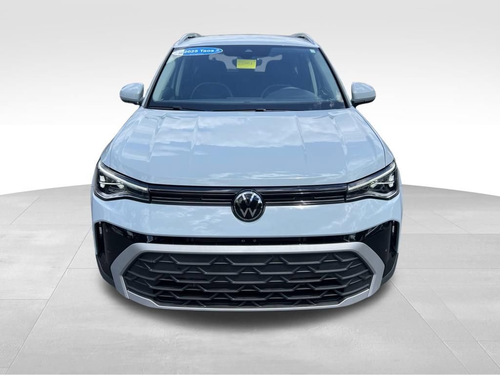 Used 2025 Volkswagen Taos SE w/ Black Wheel Package FWD image 3