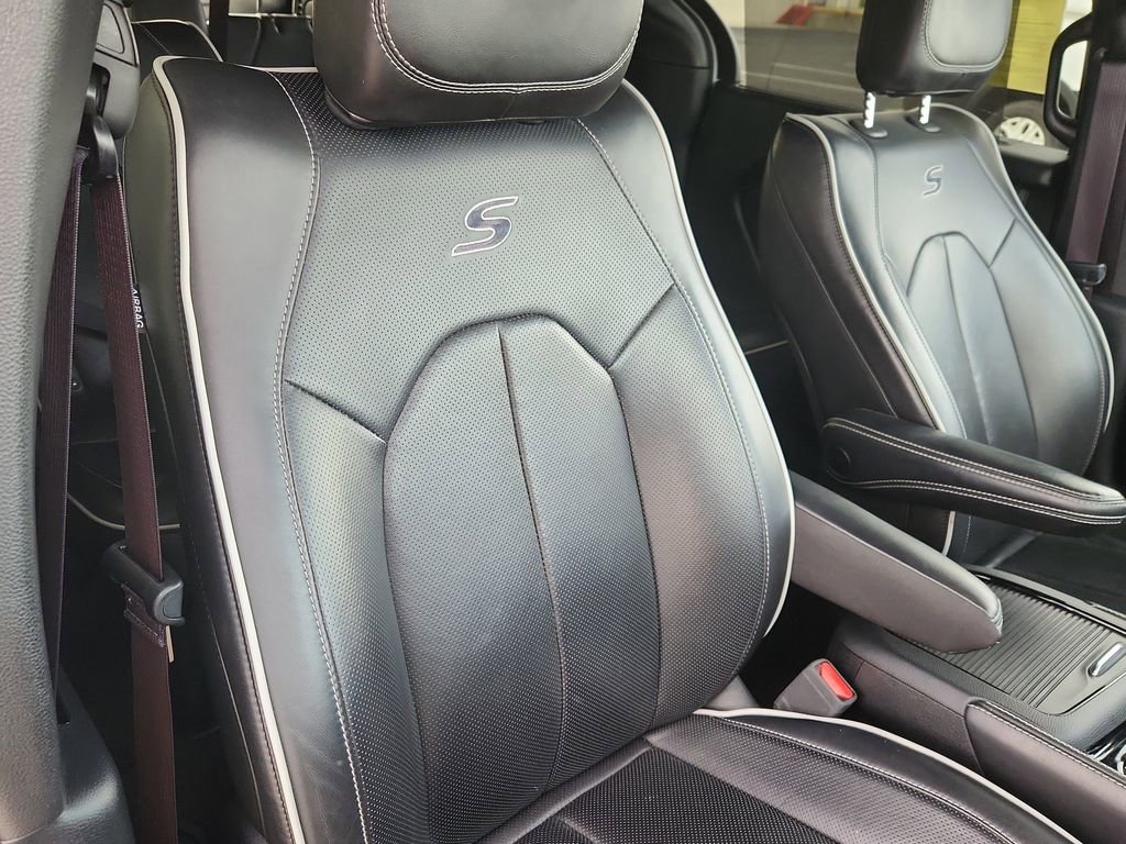 Used 2025 Chrysler Pacifica Limited FWD image 17