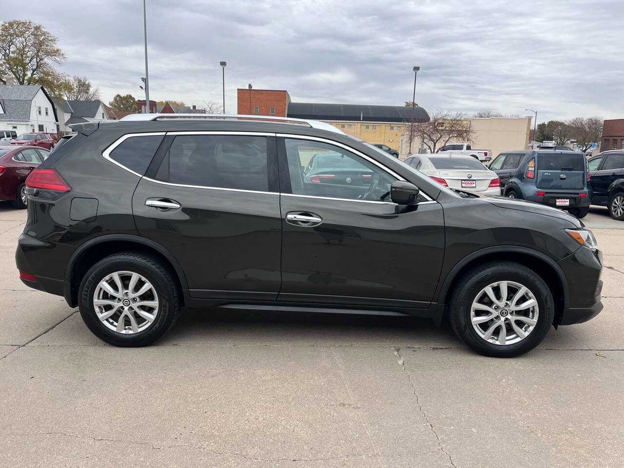 Used 2017 Nissan Rogue SV image 5