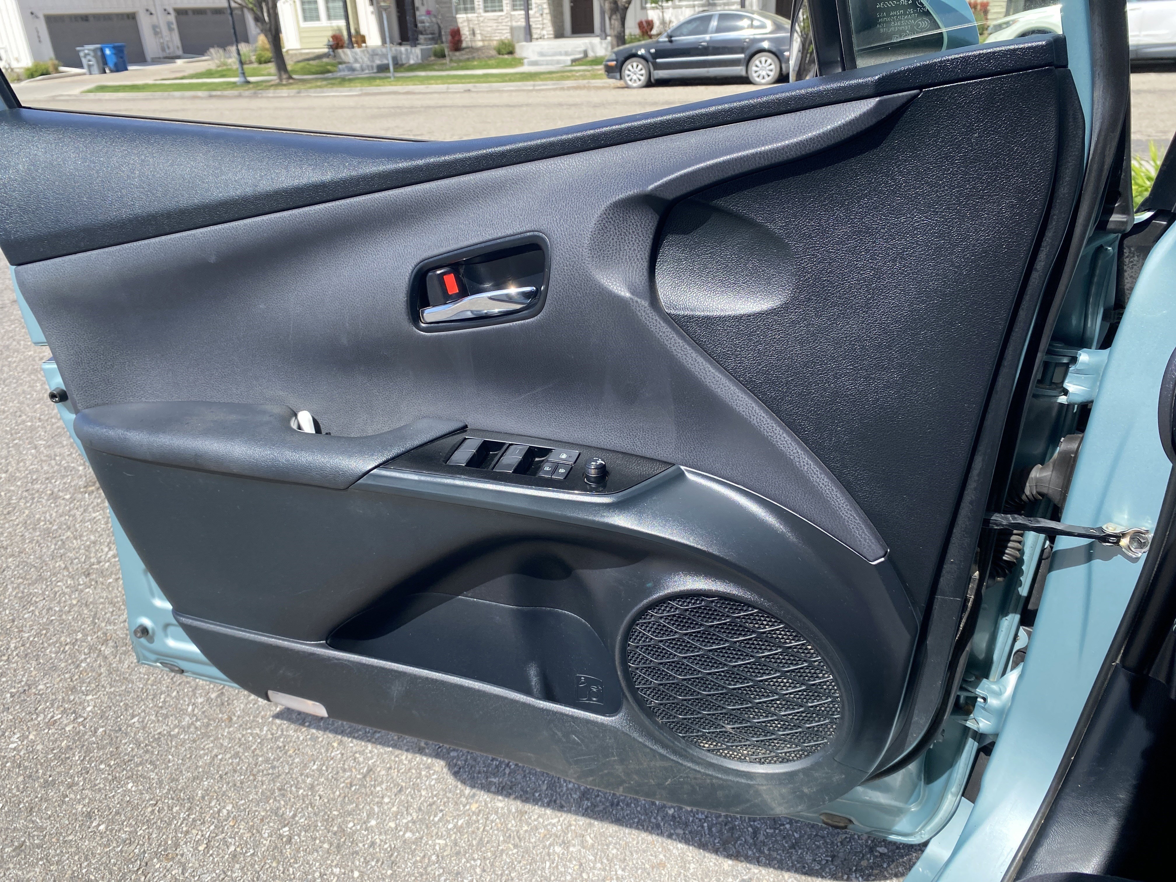 Used 2022 Toyota Prius LE AWD/4WD image 17