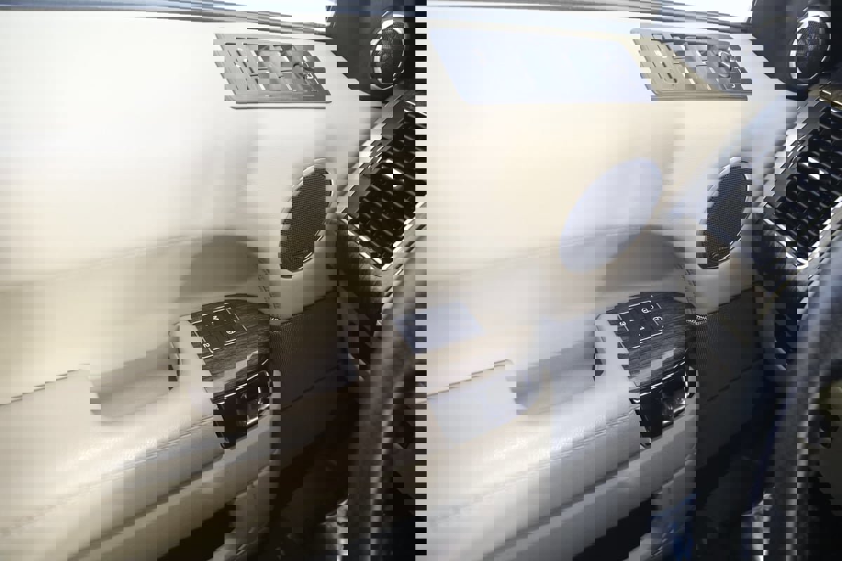 Used 2016 Land Rover Range Rover Sport SE image 31