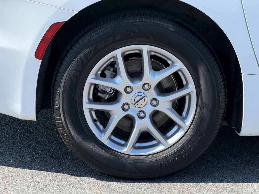 Used 2024 Chrysler Pacifica Touring-L image 6