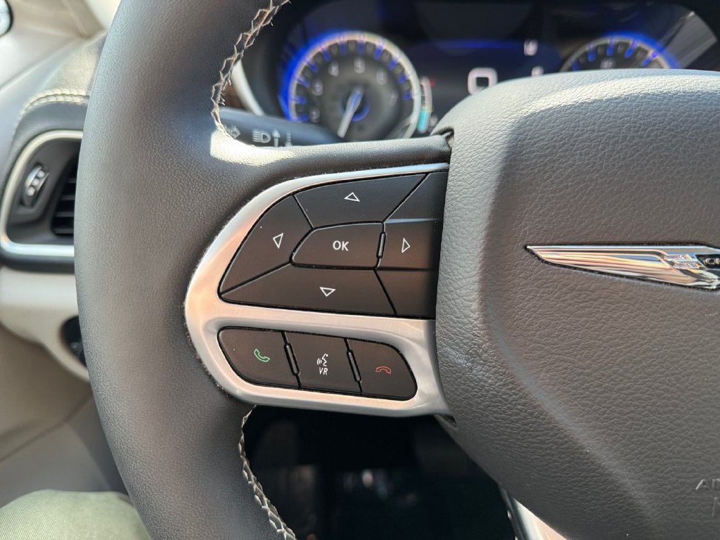 Used 2023 Chrysler Pacifica Limited w/ Uconnect Theater Family Group FWD image 31