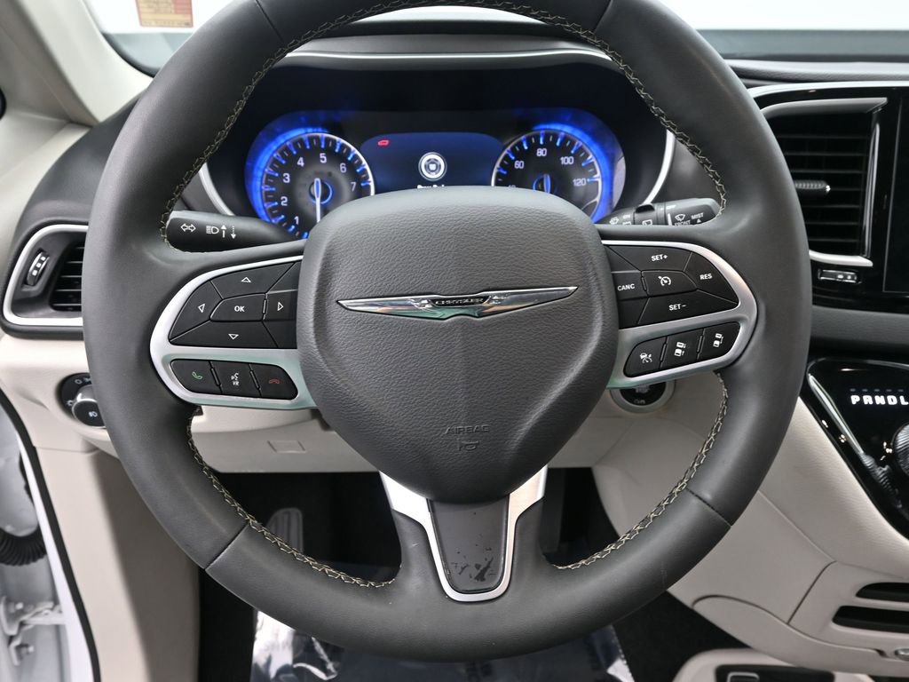 Used 2024 Chrysler Pacifica Touring-L image 18