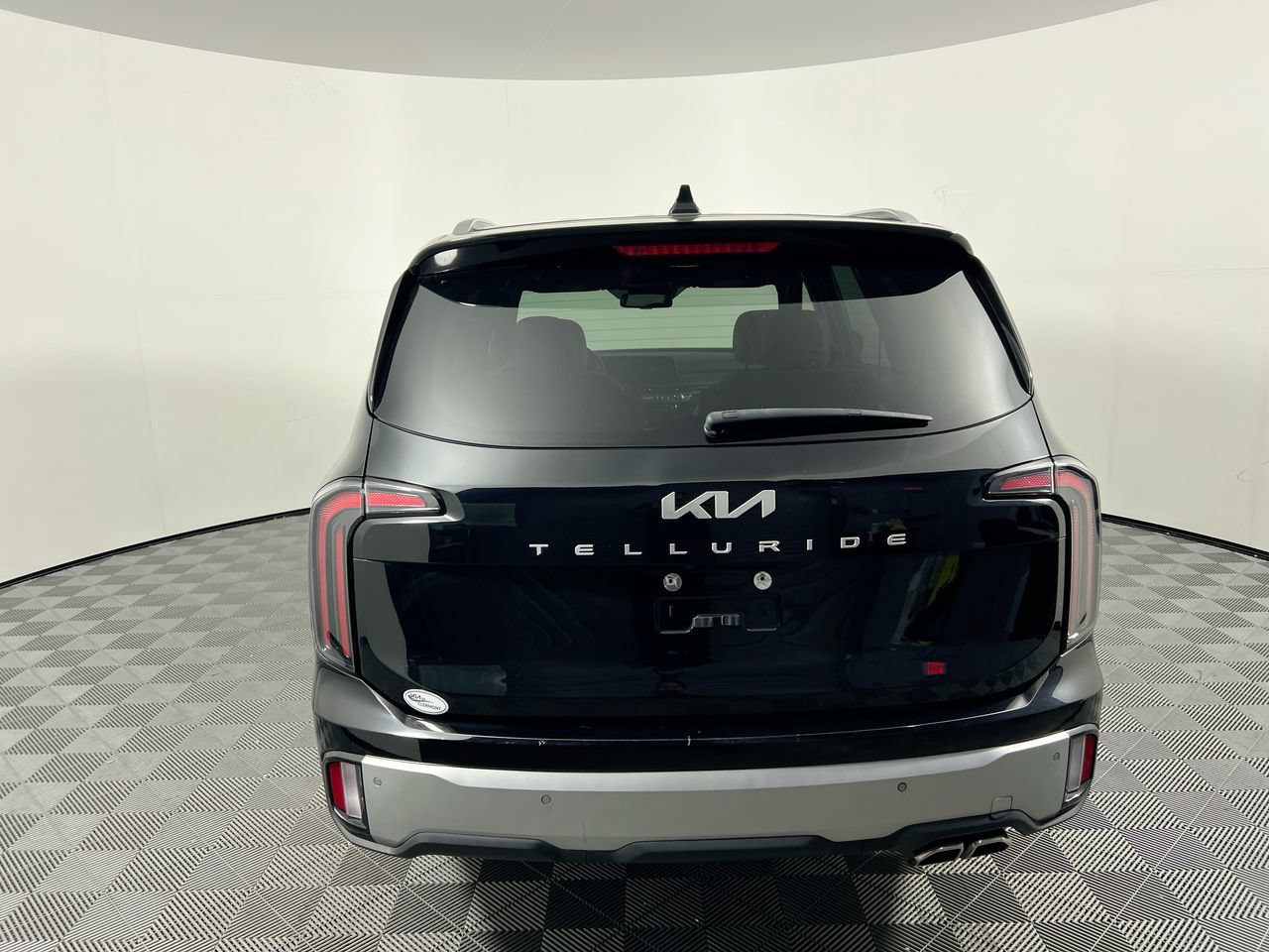 Used 2024 Kia Telluride EX w/ EX Captain's Chair Package FWD image 4