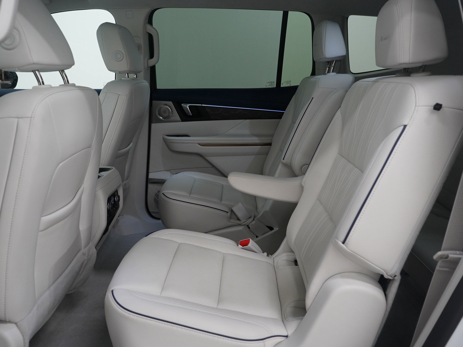 Used 2025 Buick Enclave Avenir image 18