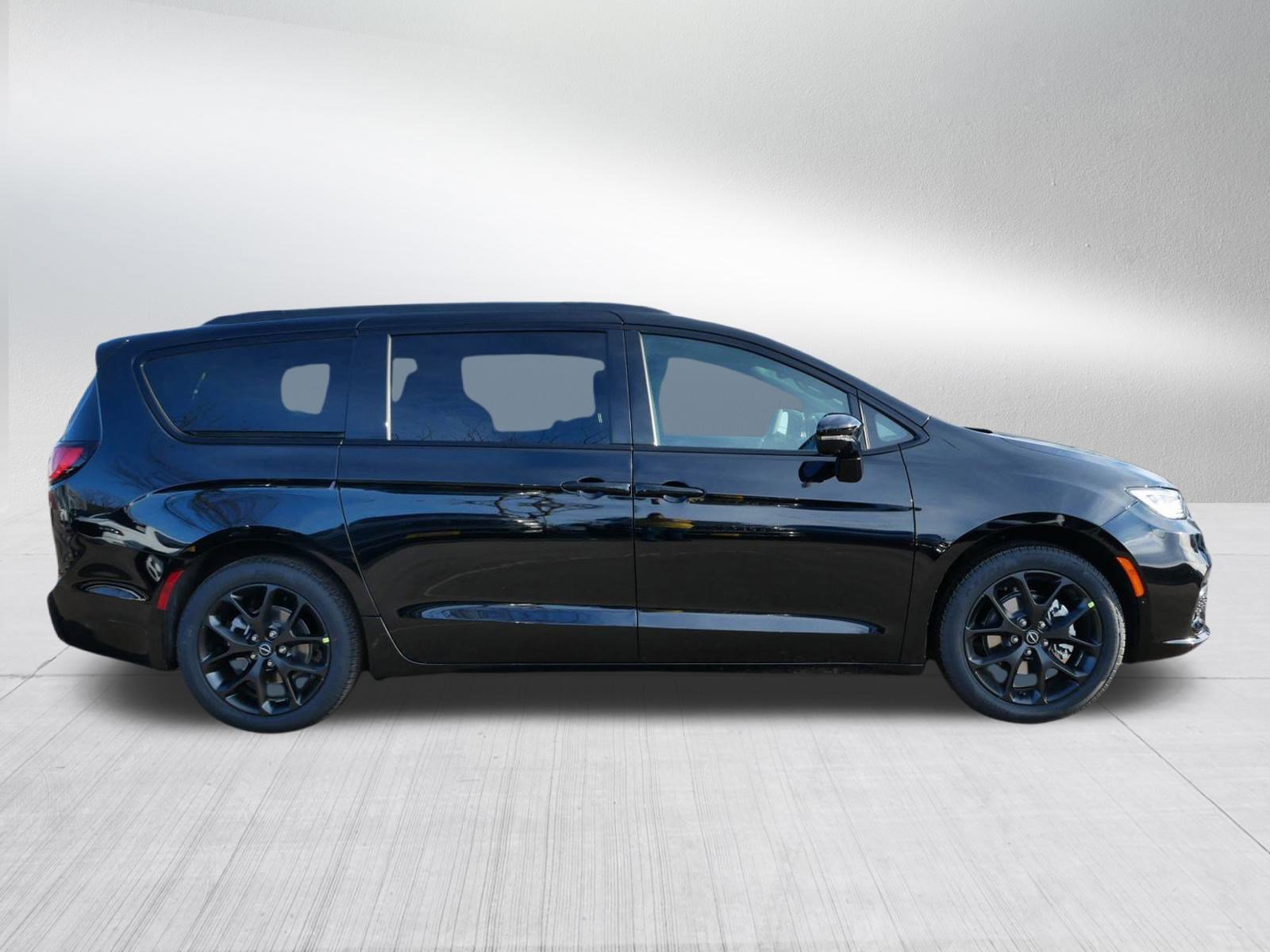 New 2026 Chrysler Pacifica Select image 8