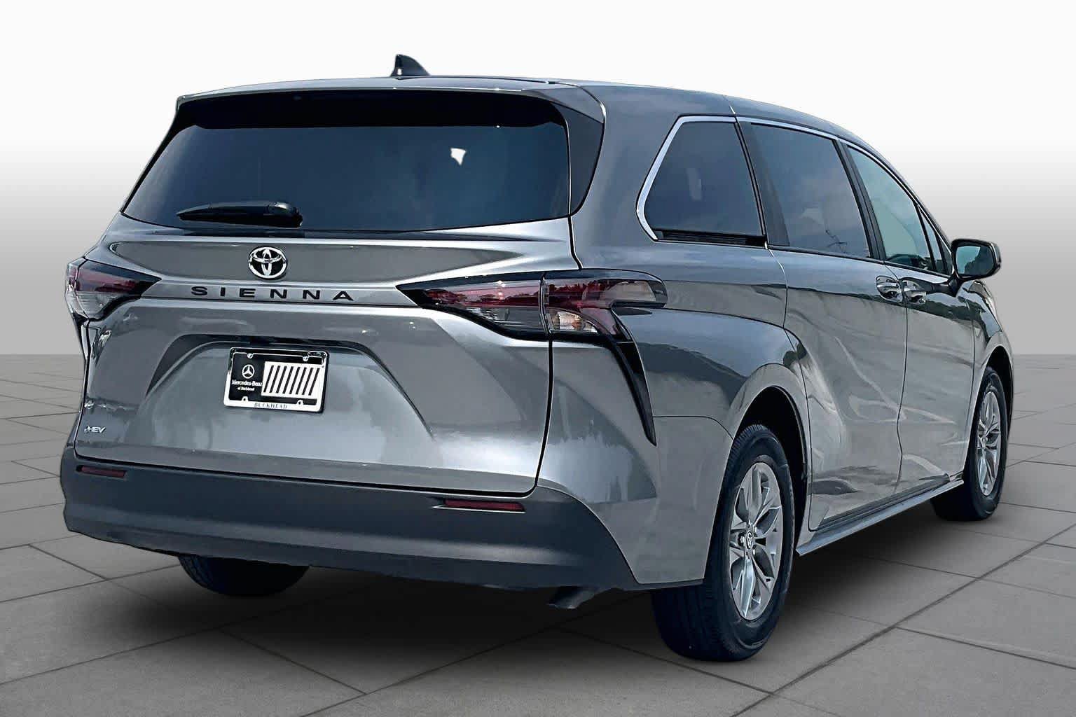 Used 2026 Toyota Sienna LE FWD image 12