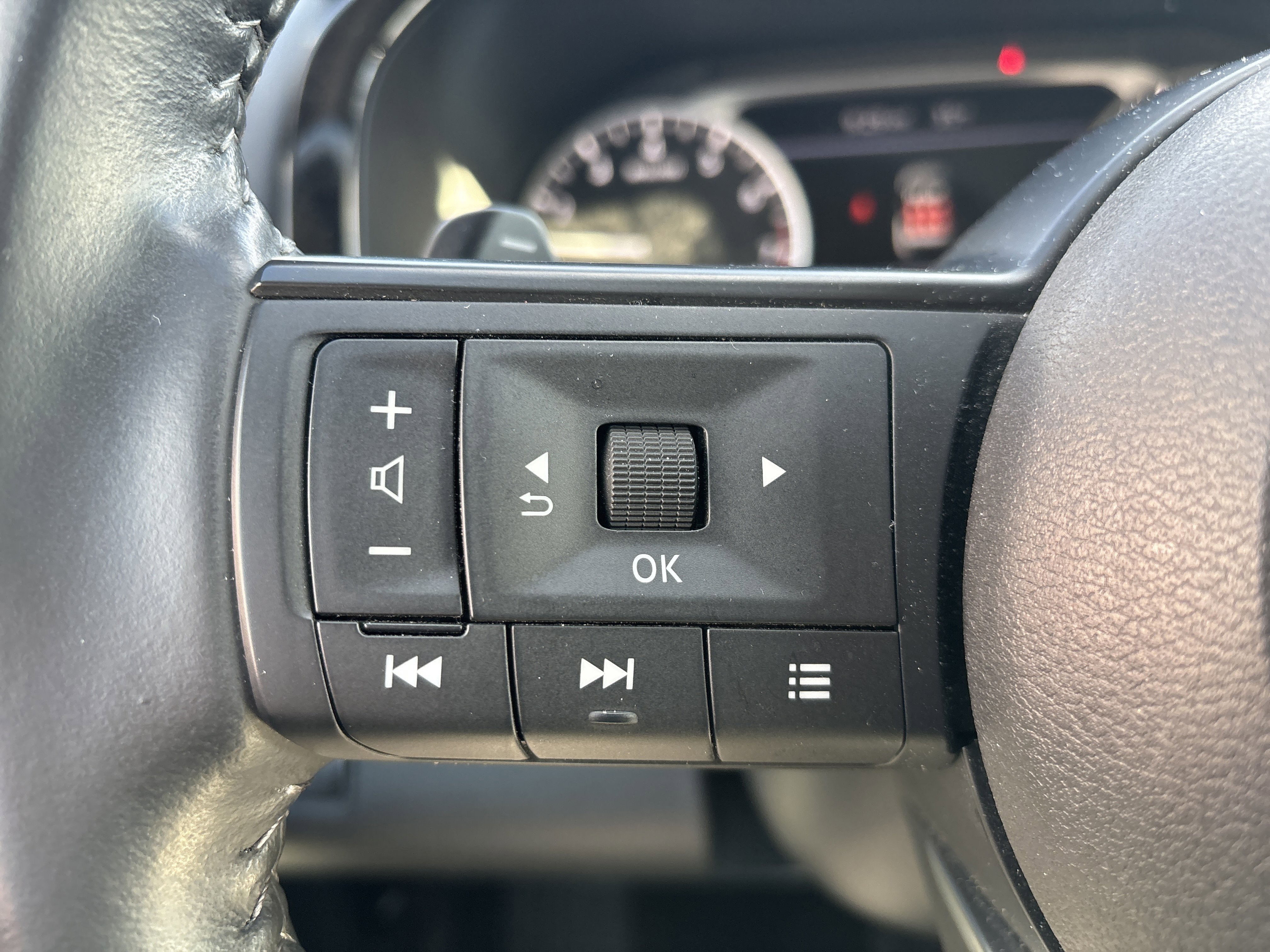 Used 2024 Nissan Pathfinder SV w/ Black Appearance Package image 20