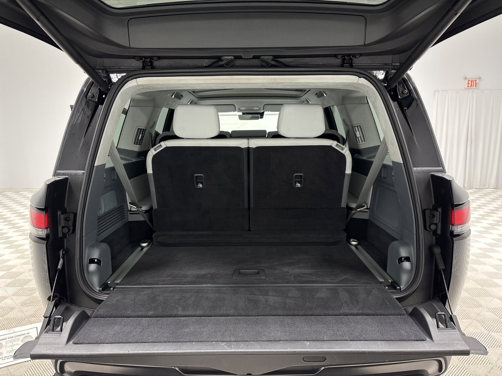 Used 2025 Rivian R1S Premium image 15