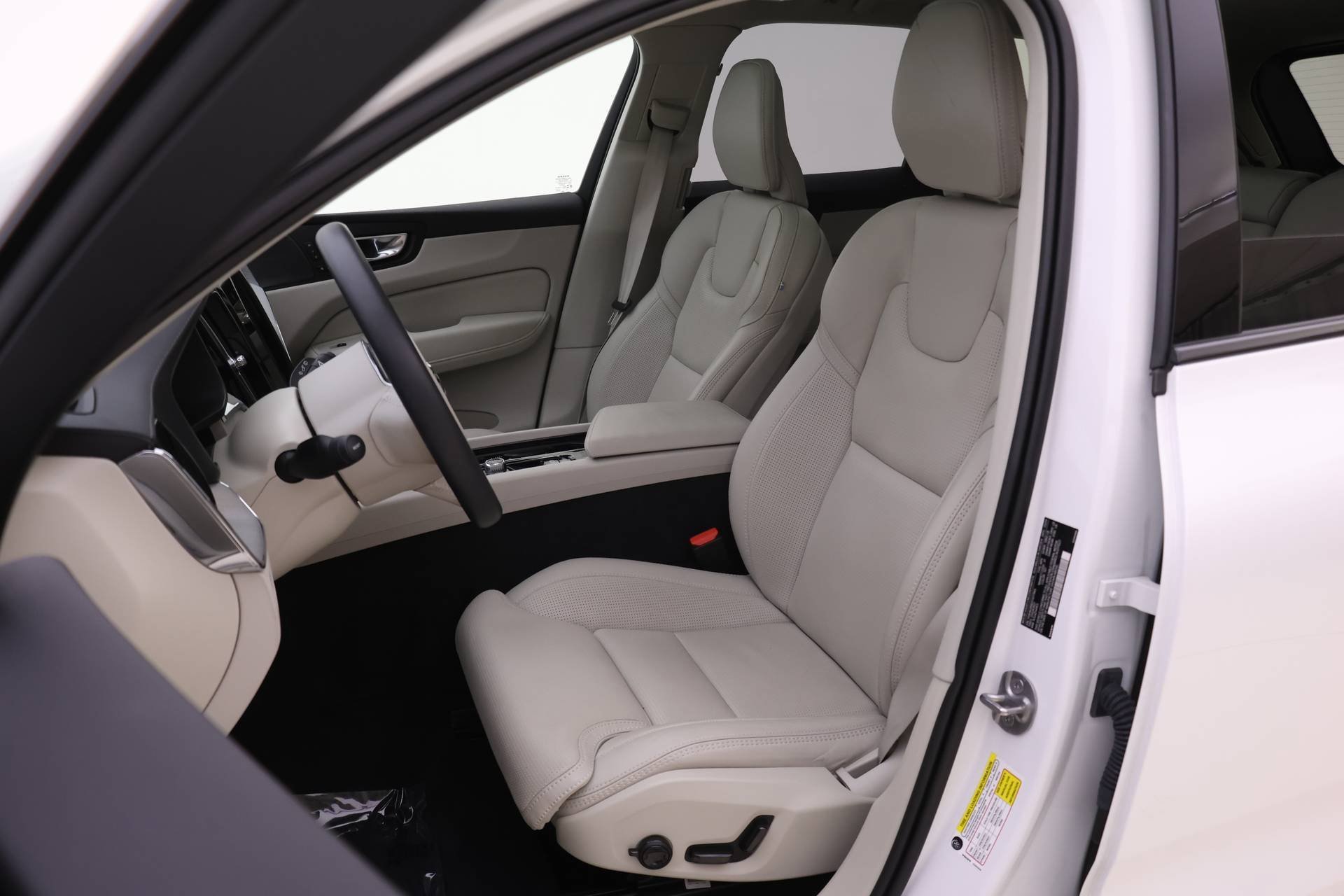 Certified 2025 Volvo XC60 T8 Ultra w/ Protection Package Premier image 10