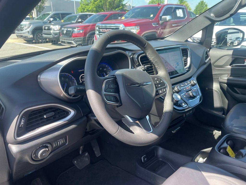 Used 2025 Chrysler Pacifica Select FWD image 9